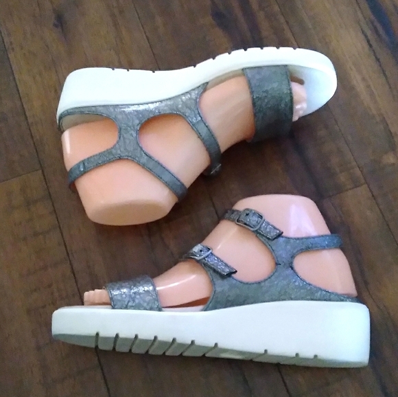 Johnston & Murphy Pewter Clara Platform Sandals‎ - Picture 2 of 6